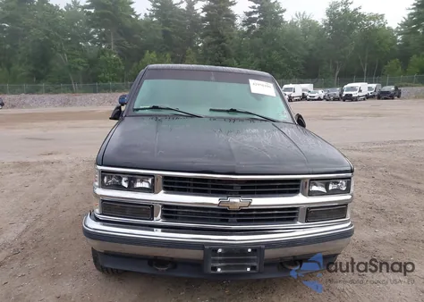 1998 Chevrolet K1500 Sportside z USA, uszkodzony, nr VIN 2GCEK19R8W1135151